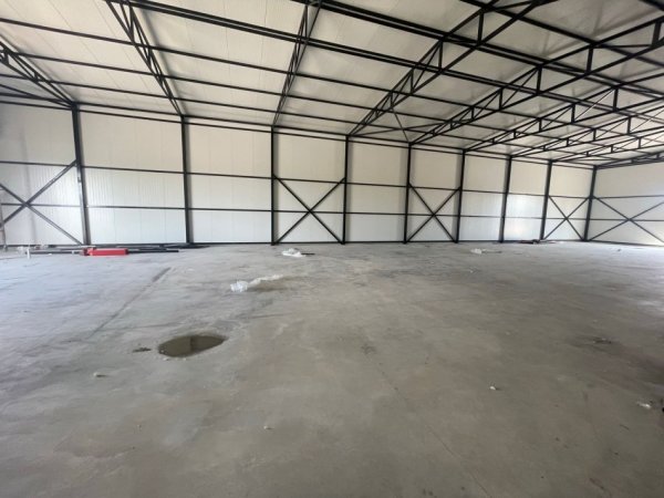 Tirane, jepet me qera magazine Kati 0, 555 m² 1.100 € (Tapize)