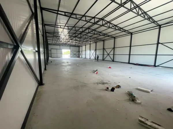 Tirane, jepet me qera magazine Kati 0, 555 m² 1.100 € (Tapize)