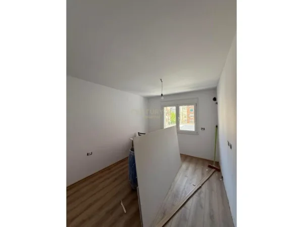 Tirane, jepet me qera zyre Kati 3, 73 m² 800 € 