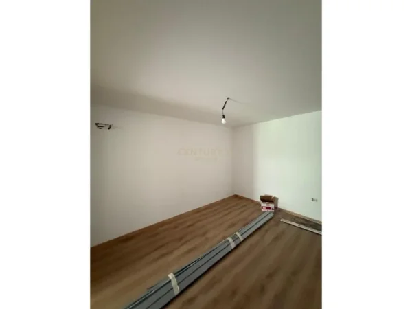 Tirane, jepet me qera zyre Kati 3, 73 m² 800 € 