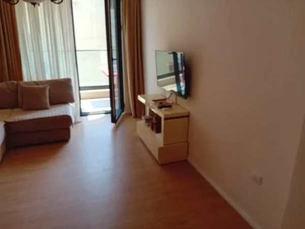 Tirane, jepet me qera apartament 1+1+Ballkon Kati 4, 70 m² 550 € (Kompleksi Turdiu)