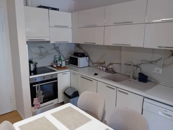 Tirane, jepet me qera apartament 1+1+Ballkon Kati 4, 70 m² 550 € (Kompleksi Turdiu)