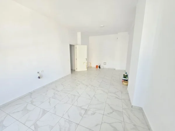 Tirane, jepet me qera ambjent biznesi Kati 2, 110 m² 1.000 € 