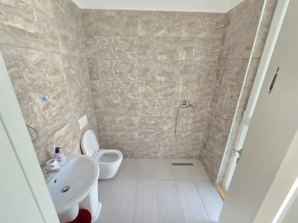 Tirane, jepet me qera ambjent biznesi Kati 2, 110 m² 1.000 € 