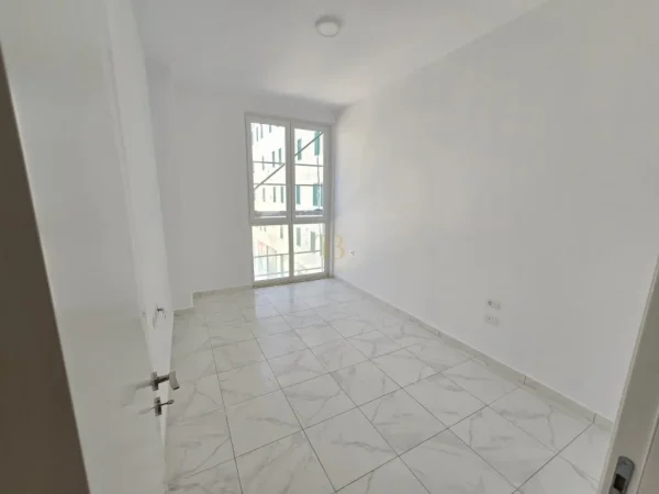 Tirane, jepet me qera ambjent biznesi Kati 2, 110 m² 1.000 € 