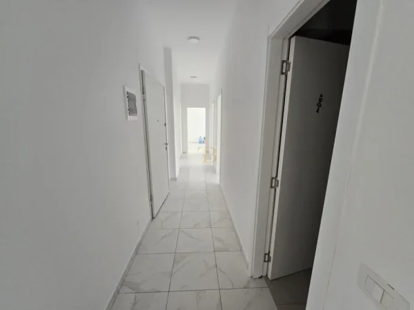 Tirane, jepet me qera ambjent biznesi Kati 2, 110 m² 1.000 € 