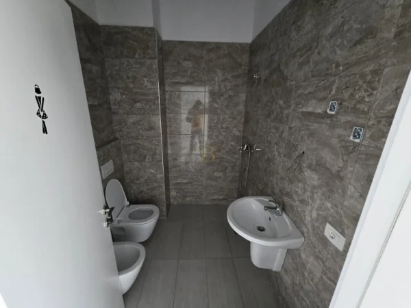 Tirane, jepet me qera ambjent biznesi Kati 2, 110 m² 1.000 € 