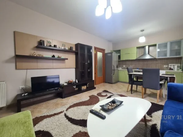 Tirane, jepet me qera apartament 2+1+2 Kati 3, 105 m² 650 € (Komuna Parisit)