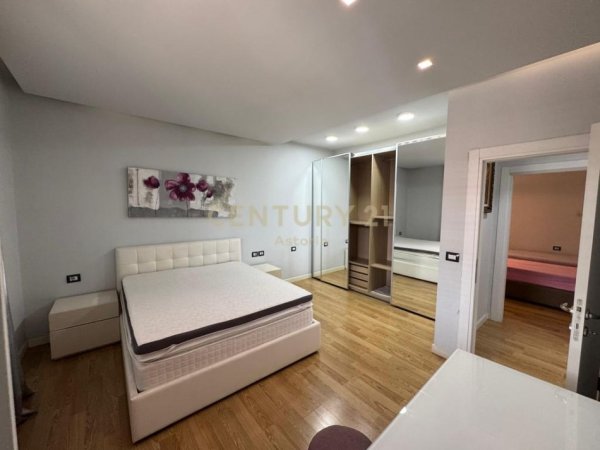 Tirane, jepet me qera apartament+verande | Penthouse 2+1+Aneks+Ballkon Kati 5, 115 m² 1.400 € 