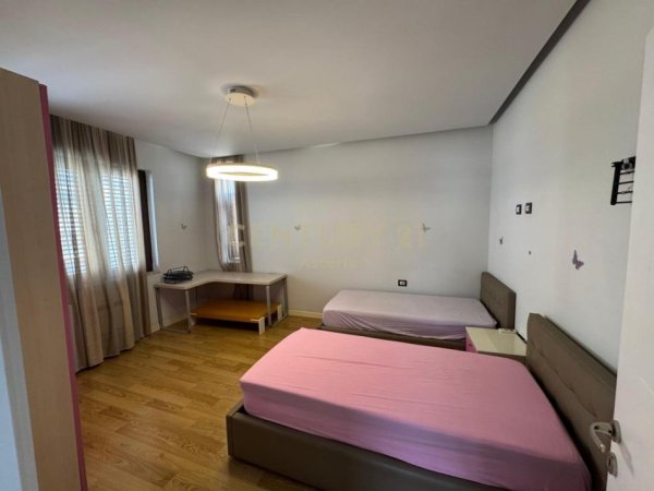 Tirane, jepet me qera apartament+verande | Penthouse 2+1+Aneks+Ballkon Kati 5, 115 m² 1.400 € 