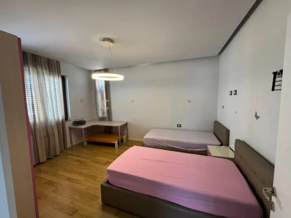 Tirane, jepet me qera apartament+verande | Penthouse 2+1+Aneks+Ballkon Kati 5, 115 m² 1.400 € 