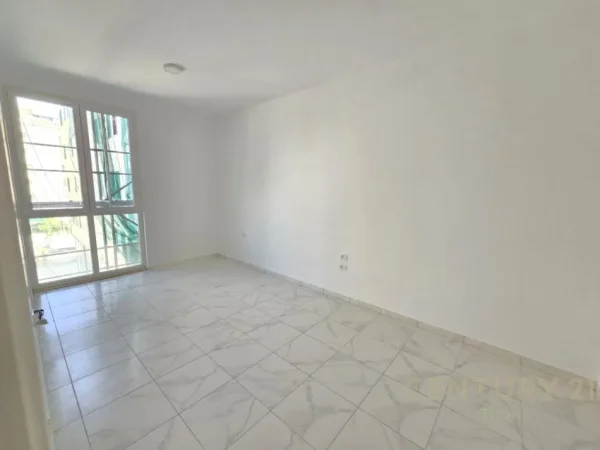 Tirane, jepet me qera apartament 3+1+Aneks+Ballkon Kati 3, 111 m² 1.000 € 