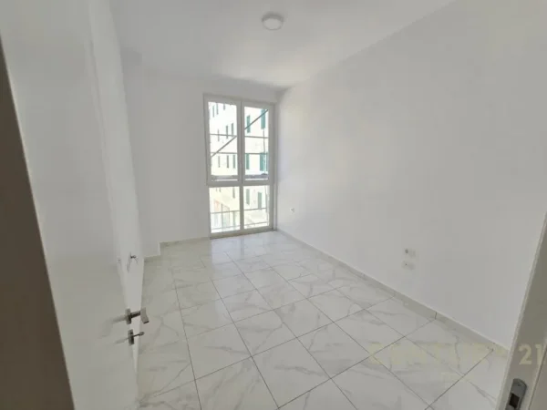 Tirane, jepet me qera apartament 3+1+Aneks+Ballkon Kati 3, 111 m² 1.000 € 