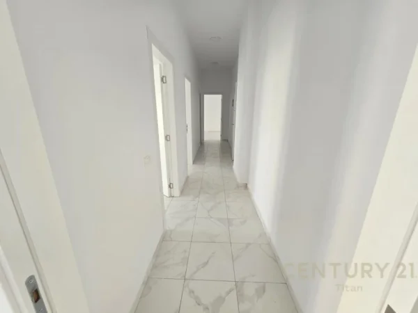 Tirane, jepet me qera apartament 3+1+Aneks+Ballkon Kati 3, 111 m² 1.000 € 