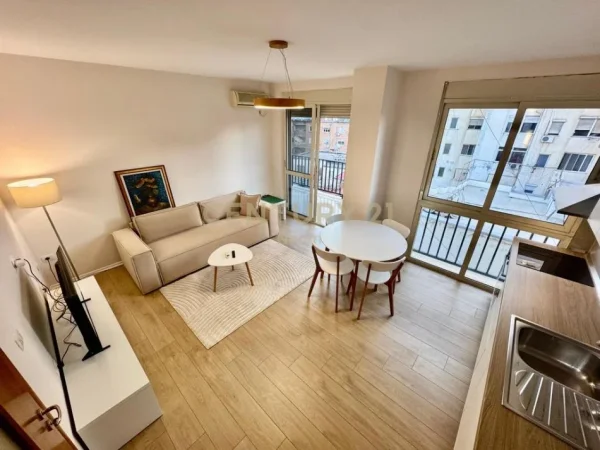 Tirane, jepet me qera apartament 1+1+Aneks+Ballkon Kati 5, 75 m² 750 € 