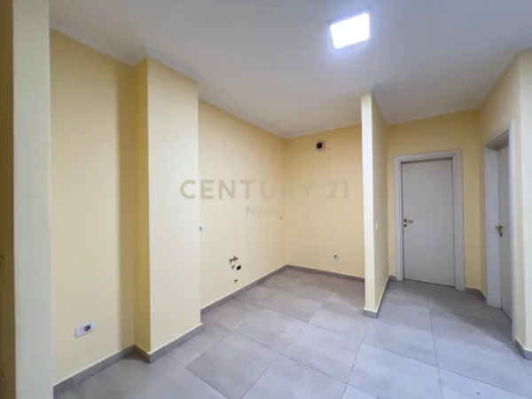 Tirane, jepet me qera ambjent biznesi Kati 1, 75 m² 750 € 