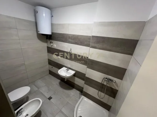 Tirane, jepet me qera ambjent biznesi Kati 1, 75 m² 750 € 