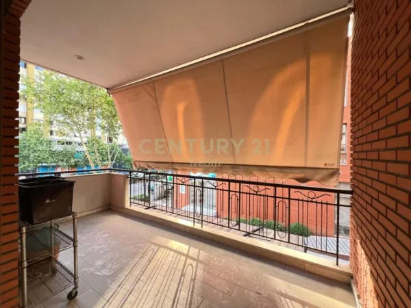 Tirane, jepet me qera ambjent biznesi Kati 1, 75 m² 750 € 