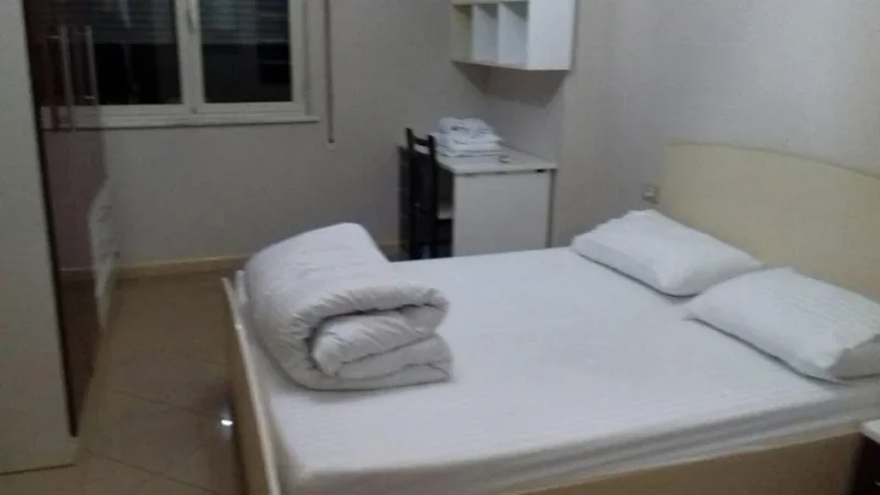 Tirane, jepet me qera apartament 1+1+Aneks+Ballkon Kati 5, 72 m² 550 € (Rr. E Kavajes te Spitali Gjerman)