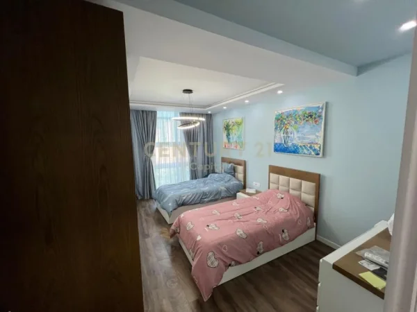 Tirane, jepet me qera apartament 2+1+Aneks+Ballkon Kati 5, 95 m² 800 € 