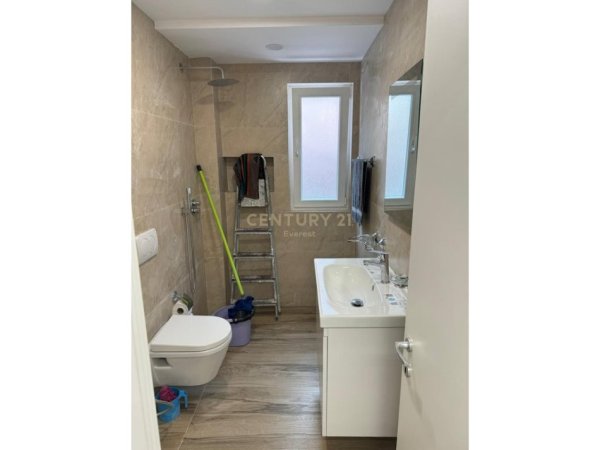 Tirane, jepet me qera zyre Kati 1, 53 m² 600 € (RRUGA BARDHYL)