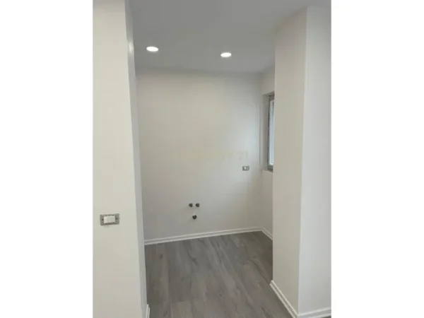 Tirane, jepet me qera zyre Kati 1, 53 m² 600 € (RRUGA BARDHYL)