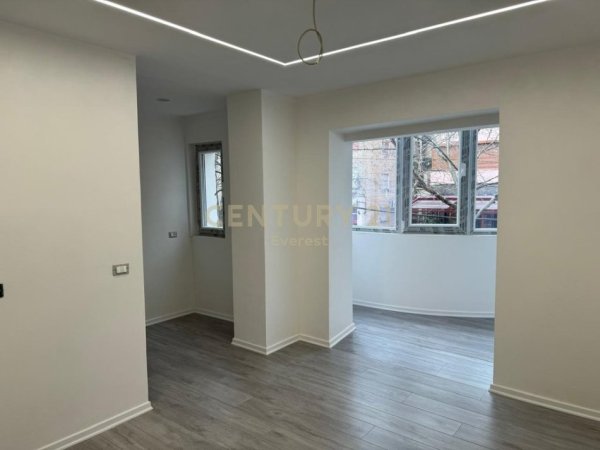 Tirane, jepet me qera zyre Kati 1, 53 m² 600 € (RRUGA BARDHYL)