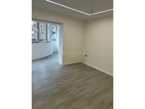 Tirane, jepet me qera zyre Kati 1, 53 m² 600 € (RRUGA BARDHYL)