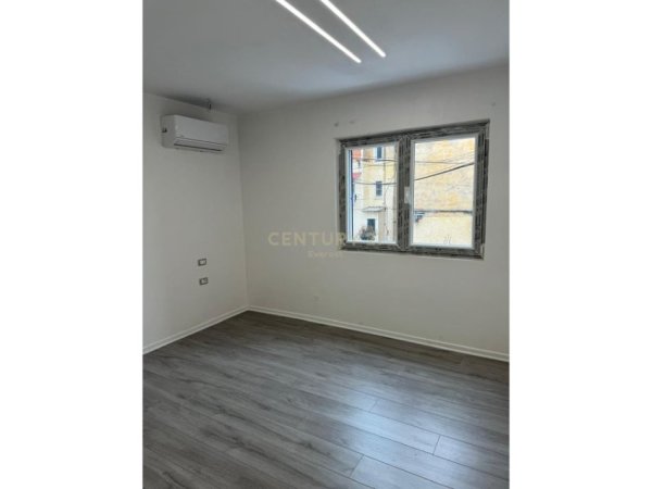 Tirane, jepet me qera zyre Kati 1, 53 m² 600 € (RRUGA BARDHYL)