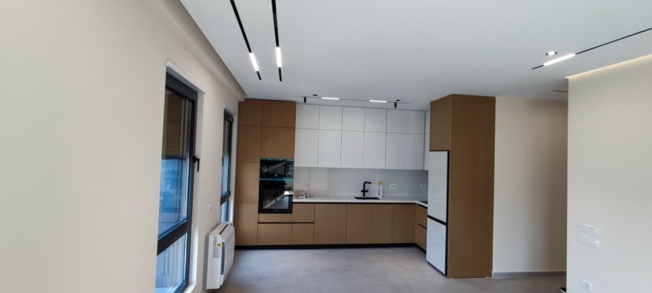Tirane, jepet me qera apartament 2+1+Ballkon Kati 4, 105 m² 550 € (Kinostudio)