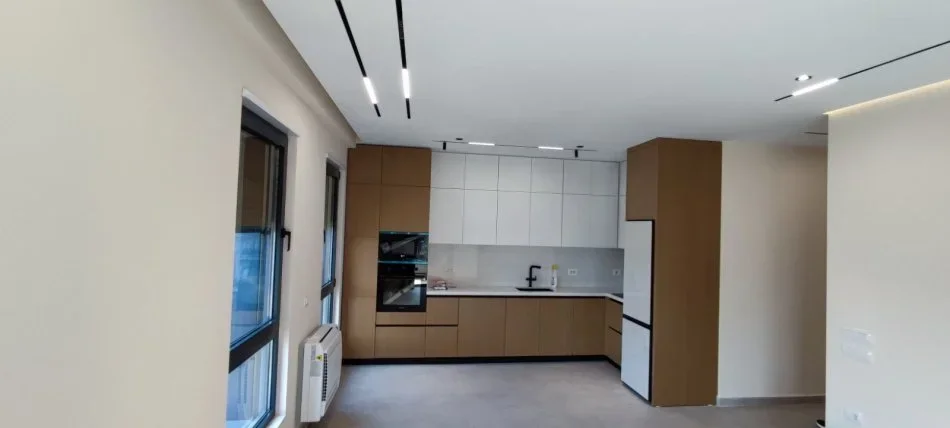 Tirane, jepet me qera apartament 2+1+Ballkon Kati 4, 105 m² 550 € (Kinostudio)