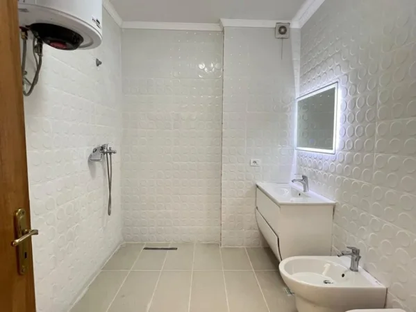 Tirane, shes apartament 1+1+Ballkon Kati 9, 64 m² 87.000 € (Yzberisht, Rr. Besim Alla)