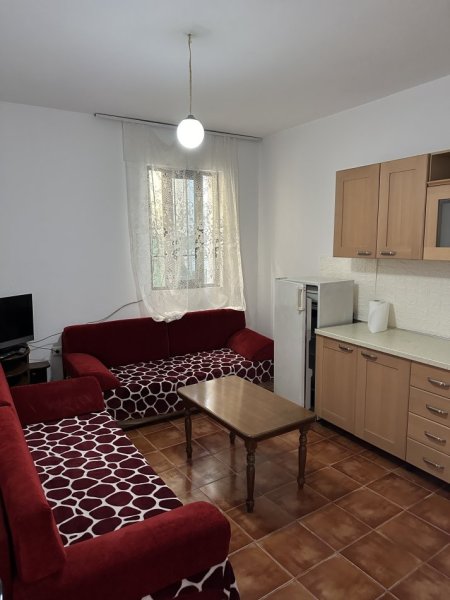Tirane, jepet me qera shtepi 1+1 Kati 1, 60 m² 350 € (Komuna e Parisit)