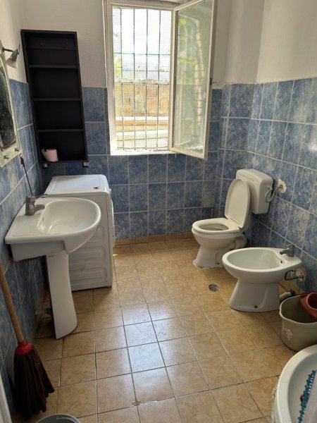 Tirane, jepet me qera shtepi 1+1 Kati 1, 60 m² 350 € (Komuna e Parisit)