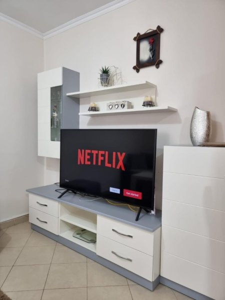 Tirane, jepet me qera apartament 1+1 Kati 2, 60 m² 400 € ( JEPET ME QERA SUPER APARTAMENT 1+1 – ZONA E SPITALEVE (QSUT))
