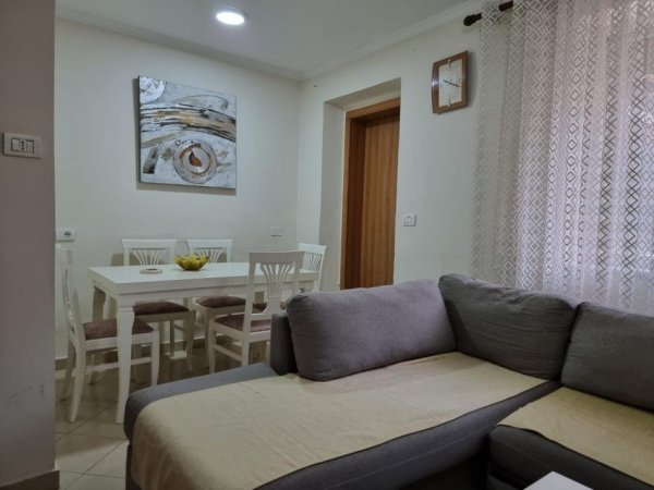 Tirane, jepet me qera apartament 1+1 Kati 2, 60 m² 400 € ( JEPET ME QERA SUPER APARTAMENT 1+1 – ZONA E SPITALEVE (QSUT))