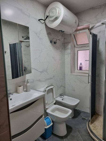 Tirane, jepet me qera apartament 1+1 Kati 2, 60 m² 400 € ( JEPET ME QERA SUPER APARTAMENT 1+1 – ZONA E SPITALEVE (QSUT))