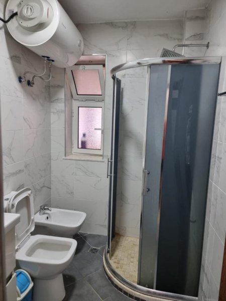Tirane, jepet me qera apartament 1+1 Kati 2, 60 m² 400 € ( JEPET ME QERA SUPER APARTAMENT 1+1 – ZONA E SPITALEVE (QSUT))