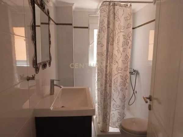 Durres, jepet me qera apartament 3+1+Ballkon Kati 2, 135 m² 500 € (shkozet)
