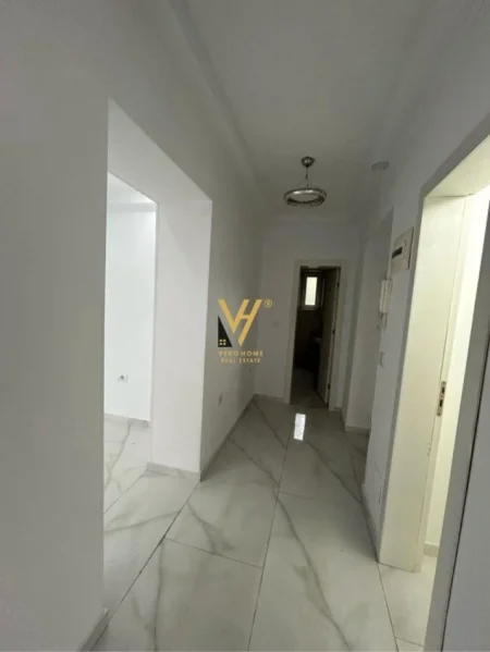 Tirane, jepet me qera zyre Kati 2, 65 m² 900 € (RRUGA E DIBRES)