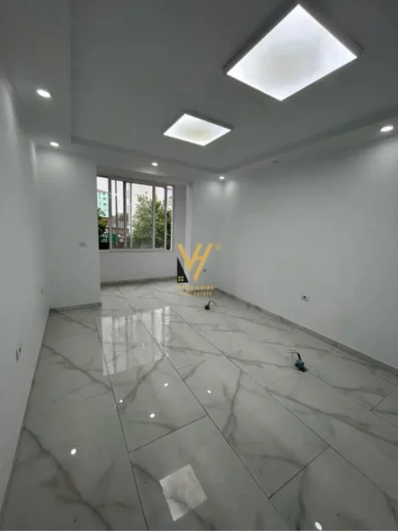 Tirane, jepet me qera zyre Kati 2, 65 m² 900 € (RRUGA E DIBRES)
