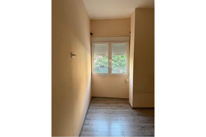 Tirane, jepet me qera zyre Kati 1, 140 m² 1.000 € (Myslym Shyri)