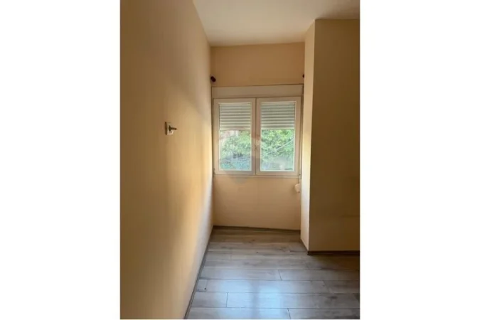 Tirane, jepet me qera zyre Kati 1, 140 m² 1.000 € (Myslym Shyri)