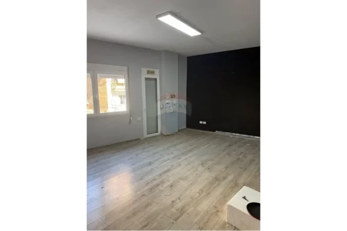 Tirane, jepet me qera zyre Kati 1, 140 m² 1.000 € (Myslym Shyri)