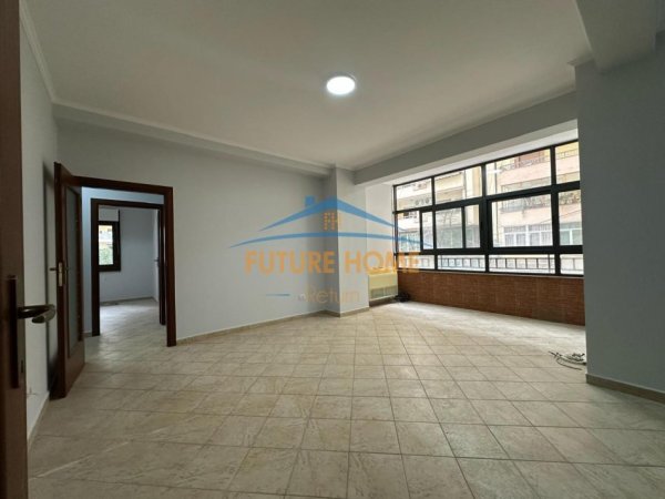 Tirane, shitet apartament 3+1 Kati 2, 145 m² 295.000 € (Komuna e Parisit)