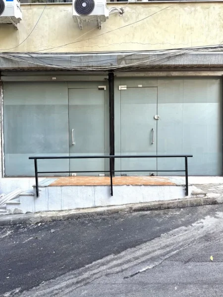 🔵 Jepet me Qira : Dyqan 65m², Sipër Kristal Center - Tek Nest Cafe ( Buzë Rrugës Dytësore të Autostradës)📍Kati 0, Fasadë Xhami - i sapo investuar 🧨