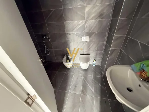 Tirane, jepet me qera zyre Kati 3, 70 m² 500 € (BULEVARDI I RI)