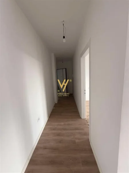 Tirane, jepet me qera zyre Kati 3, 70 m² 500 € (BULEVARDI I RI)