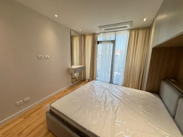 Tirane, jepet me qera apartament 2+1+Ballkon Kati 5, 130 m² 2.200 € (Lake View)