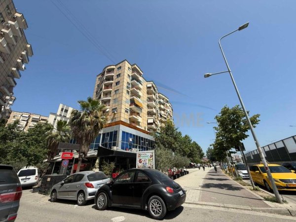 Tirane, jepet me qera ambjent biznesi Kati 1, 82 m² 700 € 